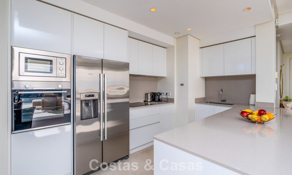 Lujoso apartamento de 3 dormitorios en venta con vistas panorámicas al mar en un resort cerrado en Marbella - Benahavís 791564