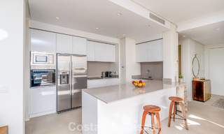 Lujoso apartamento de 3 dormitorios en venta con vistas panorámicas al mar en un resort cerrado en Marbella - Benahavís 791565 