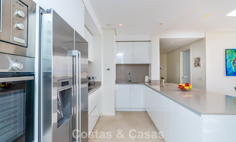 Lujoso apartamento de 3 dormitorios en venta con vistas panorámicas al mar en un resort cerrado en Marbella - Benahavís 791568