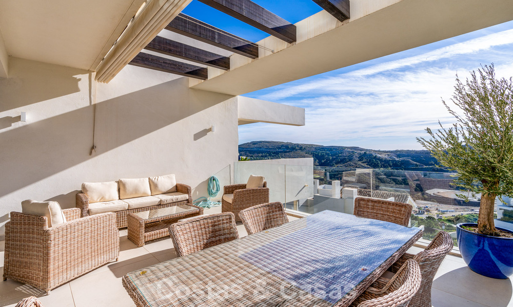 Lujoso apartamento de 3 dormitorios en venta con vistas panorámicas al mar en un resort cerrado en Marbella - Benahavís 791572