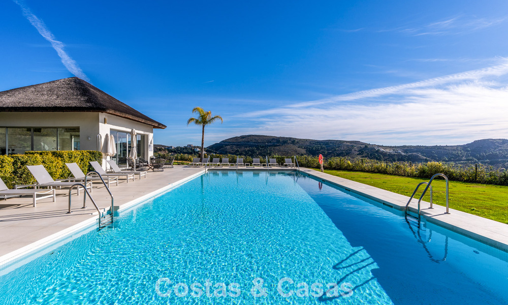 Lujoso apartamento de 3 dormitorios en venta con vistas panorámicas al mar en un resort cerrado en Marbella - Benahavís 791580