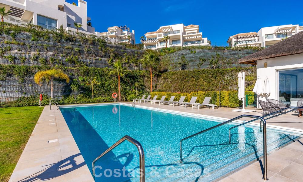 Lujoso apartamento de 3 dormitorios en venta con vistas panorámicas al mar en un resort cerrado en Marbella - Benahavís 791582