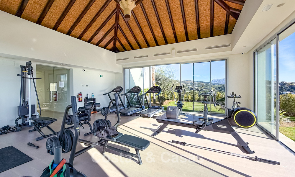 Lujoso apartamento de 3 dormitorios en venta con vistas panorámicas al mar en un resort cerrado en Marbella - Benahavís 791584