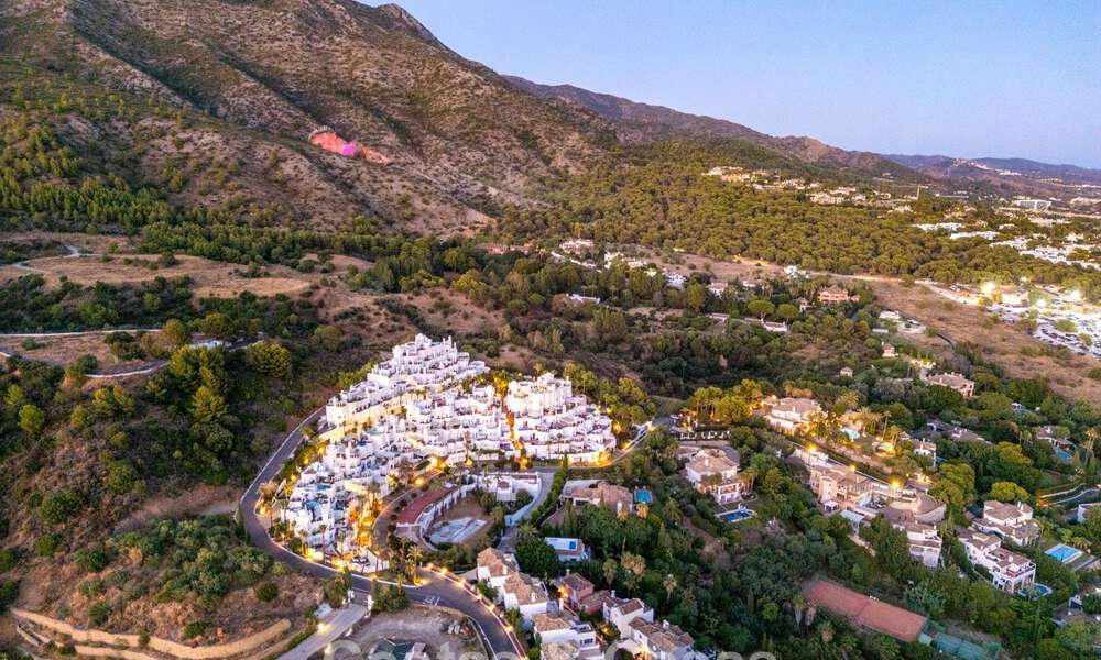 Exclusivo ático dúplex con piscina privada y vistas panorámicas al mar en venta en la Milla de Oro de Marbella 791650