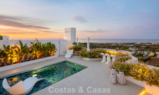 Exclusivo ático dúplex con piscina privada y vistas panorámicas al mar en venta en la Milla de Oro de Marbella 791653 