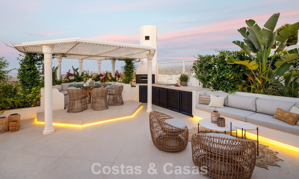 Exclusivo ático dúplex con piscina privada y vistas panorámicas al mar en venta en la Milla de Oro de Marbella 791654