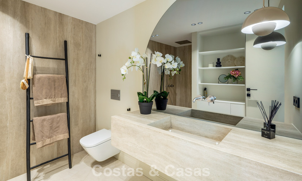 Exclusivo ático dúplex con piscina privada y vistas panorámicas al mar en venta en la Milla de Oro de Marbella 791657