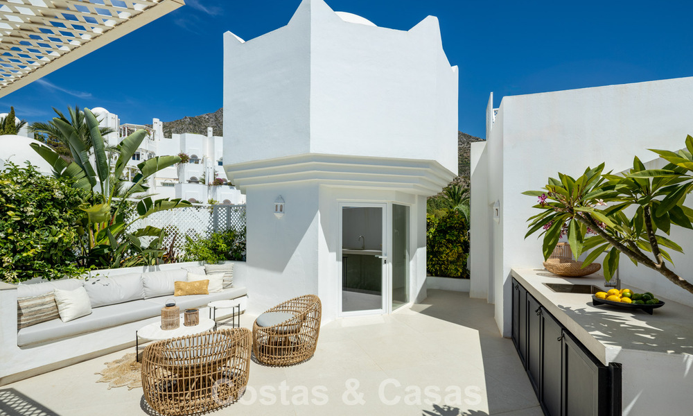 Exclusivo ático dúplex con piscina privada y vistas panorámicas al mar en venta en la Milla de Oro de Marbella 791659