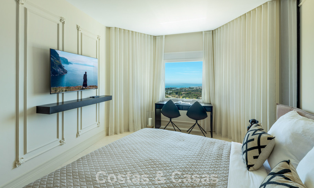 Exclusivo ático dúplex con piscina privada y vistas panorámicas al mar en venta en la Milla de Oro de Marbella 791665