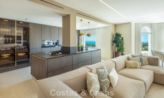 Exclusivo ático dúplex con piscina privada y vistas panorámicas al mar en venta en la Milla de Oro de Marbella 791667 