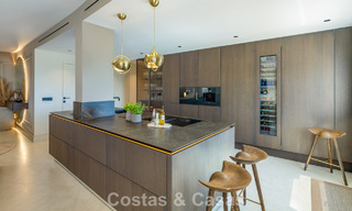 Exclusivo ático dúplex con piscina privada y vistas panorámicas al mar en venta en la Milla de Oro de Marbella 791668 