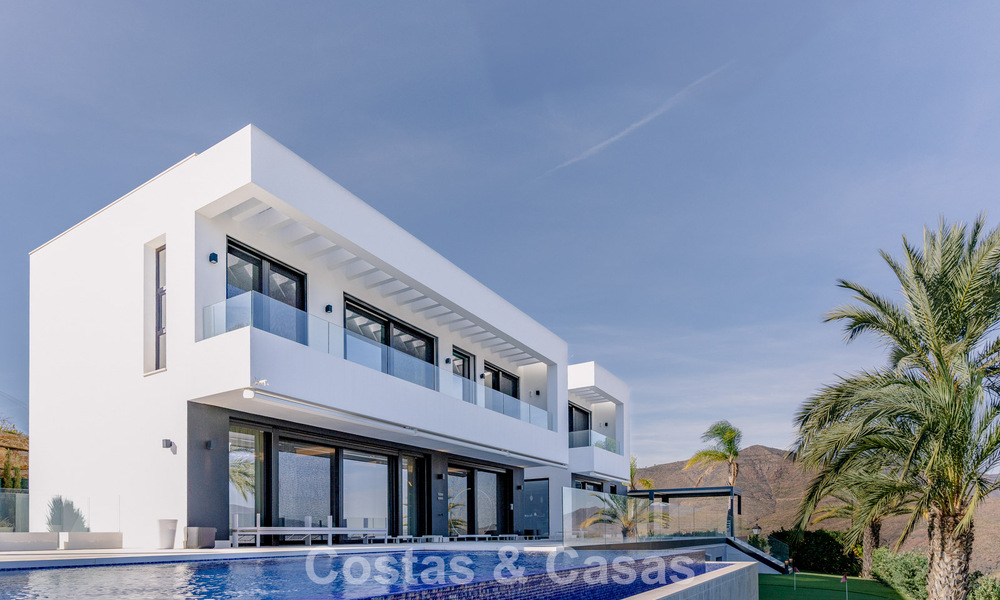 Villa de lujo moderna y completamente nueva con vistas al mar en venta en un resort de golf en Mijas, Costa del Sol 791683