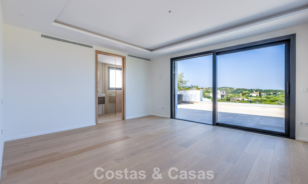 Villa de lujo de nueva construcción con diseño contemporáneo avanzado en venta en Sotogrande Alto, Costa del Sol 791844