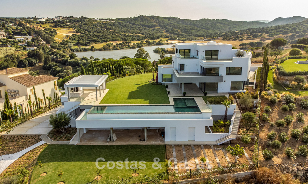 Villa de lujo de nueva construcción con diseño contemporáneo avanzado en venta en Sotogrande Alto, Costa del Sol 791852