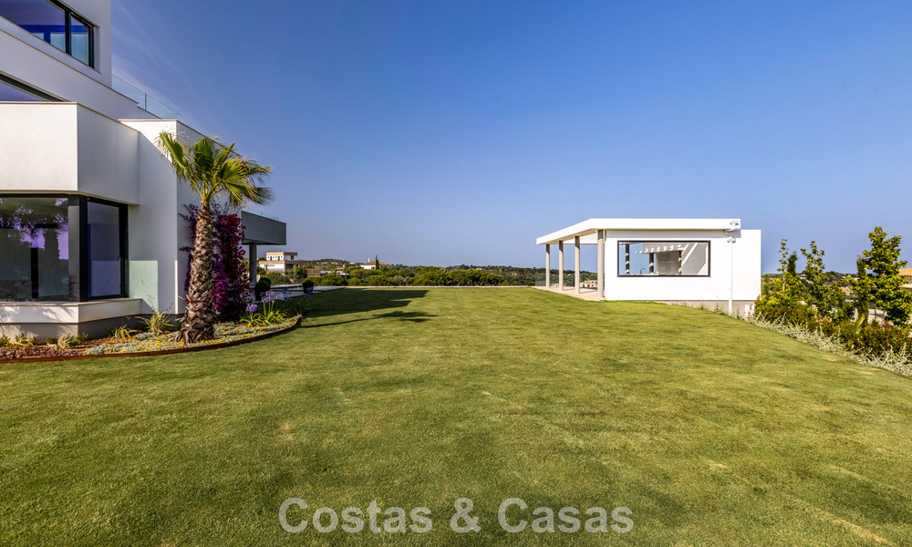Villa de lujo de nueva construcción con diseño contemporáneo avanzado en venta en Sotogrande Alto, Costa del Sol 791857