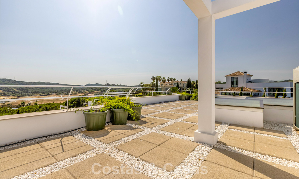 Villa de lujo de nueva construcción con diseño contemporáneo avanzado en venta en Sotogrande Alto, Costa del Sol 791859