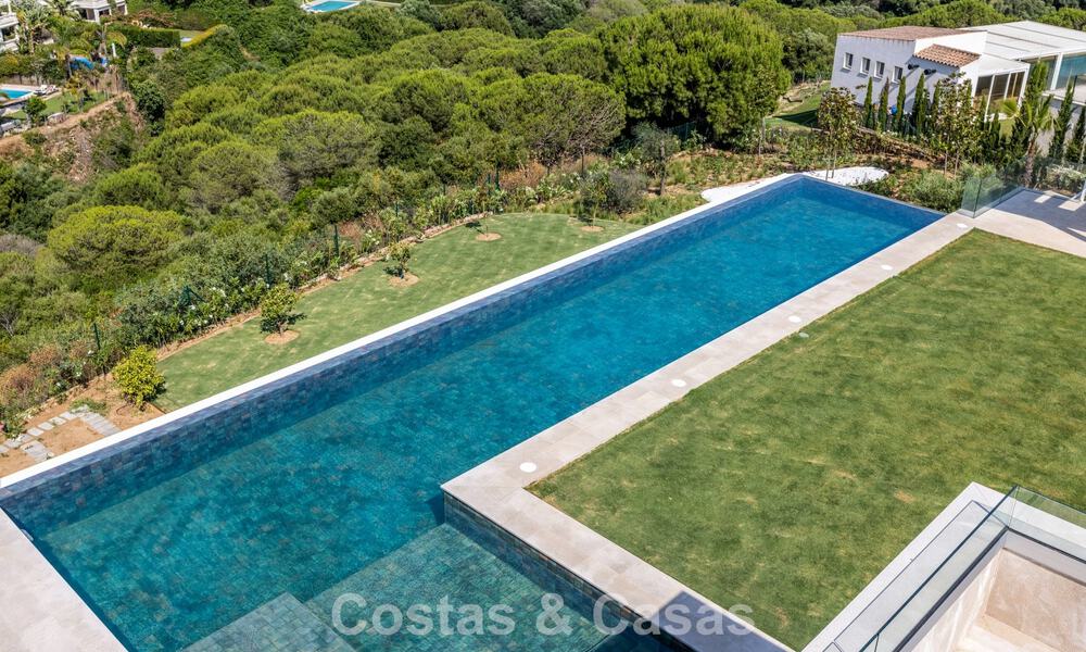 Villa de lujo de nueva construcción con diseño contemporáneo avanzado en venta en Sotogrande Alto, Costa del Sol 791874