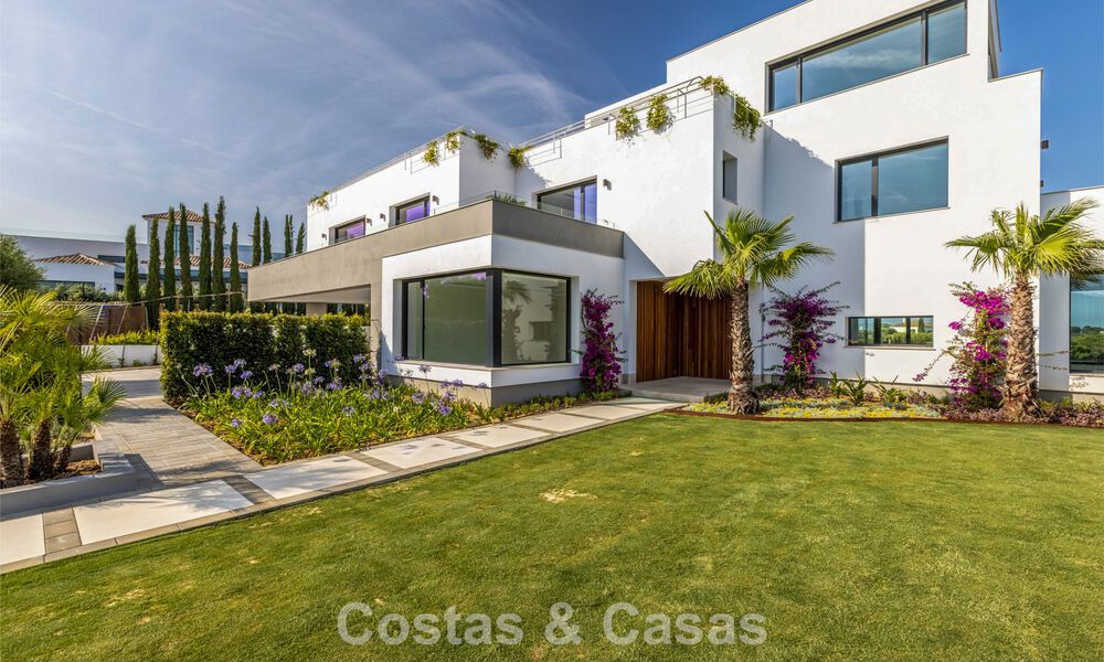 Villa de lujo de nueva construcción con diseño contemporáneo avanzado en venta en Sotogrande Alto, Costa del Sol 791889