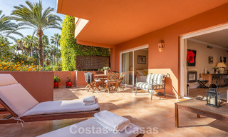 Apartamento listo para entrar a vivir en venta en una exclusiva urbanización en primera línea de playa entre Puerto Banús y San Pedro, Marbella 792028 