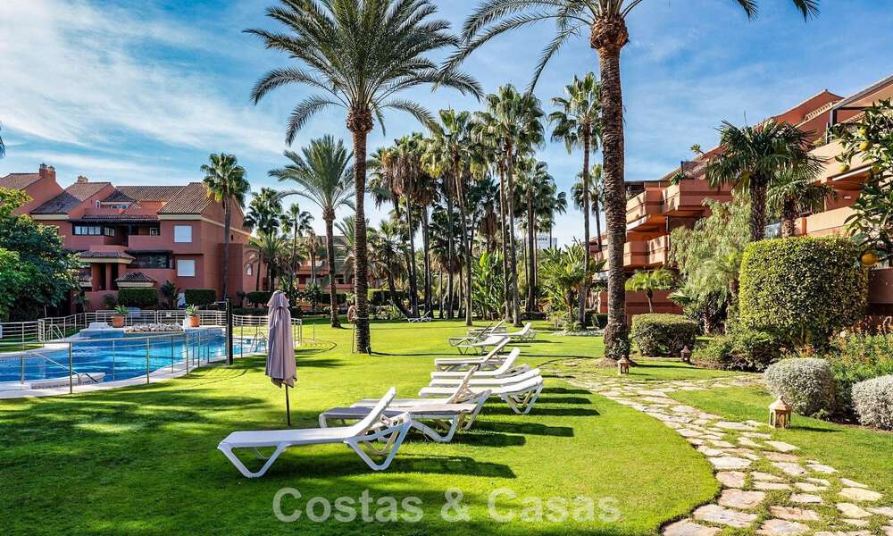 Apartamento listo para entrar a vivir en venta en una exclusiva urbanización en primera línea de playa entre Puerto Banús y San Pedro, Marbella 792029