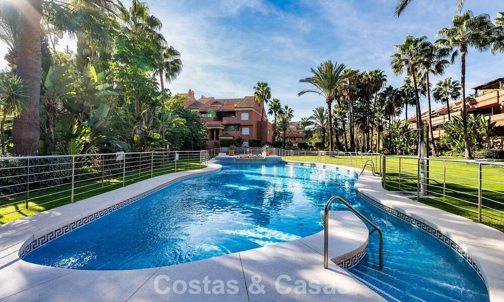 Apartamento listo para entrar a vivir en venta en una exclusiva urbanización en primera línea de playa entre Puerto Banús y San Pedro, Marbella 792030