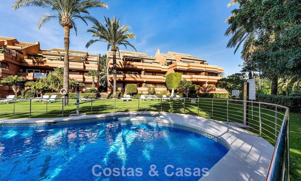 Apartamento listo para entrar a vivir en venta en una exclusiva urbanización en primera línea de playa entre Puerto Banús y San Pedro, Marbella 792031