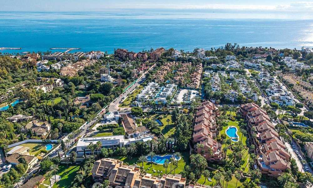 Apartamento listo para entrar a vivir en venta en una exclusiva urbanización en primera línea de playa entre Puerto Banús y San Pedro, Marbella 792032