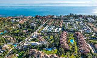 Apartamento listo para entrar a vivir en venta en una exclusiva urbanización en primera línea de playa entre Puerto Banús y San Pedro, Marbella 792032 