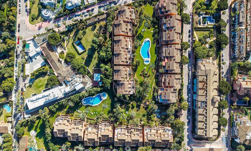 Apartamento listo para entrar a vivir en venta en una exclusiva urbanización en primera línea de playa entre Puerto Banús y San Pedro, Marbella 792034