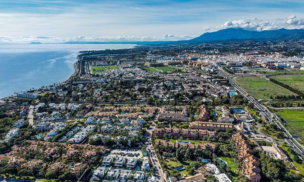 Apartamento listo para entrar a vivir en venta en una exclusiva urbanización en primera línea de playa entre Puerto Banús y San Pedro, Marbella 792035