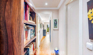 Apartamento listo para entrar a vivir en venta en una exclusiva urbanización en primera línea de playa entre Puerto Banús y San Pedro, Marbella 792036 