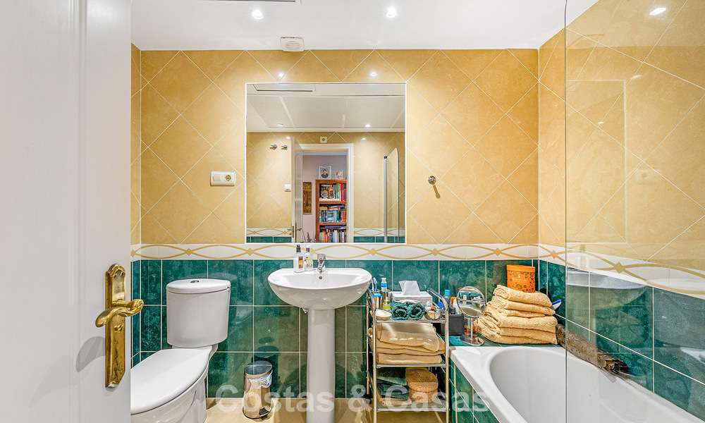 Apartamento listo para entrar a vivir en venta en una exclusiva urbanización en primera línea de playa entre Puerto Banús y San Pedro, Marbella 792037