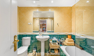 Apartamento listo para entrar a vivir en venta en una exclusiva urbanización en primera línea de playa entre Puerto Banús y San Pedro, Marbella 792037 