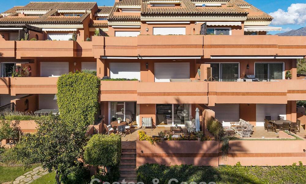 Apartamento listo para entrar a vivir en venta en una exclusiva urbanización en primera línea de playa entre Puerto Banús y San Pedro, Marbella 792039