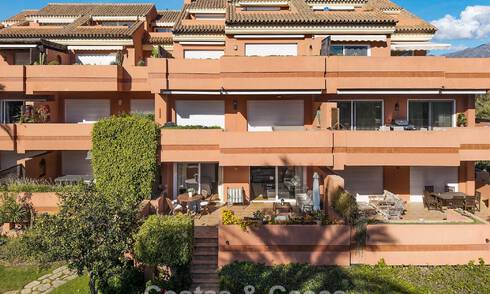 Apartamento listo para entrar a vivir en venta en una exclusiva urbanización en primera línea de playa entre Puerto Banús y San Pedro, Marbella 792039