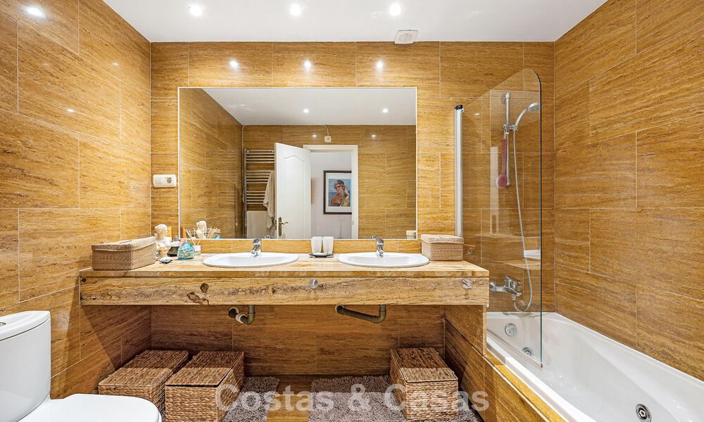 Apartamento listo para entrar a vivir en venta en una exclusiva urbanización en primera línea de playa entre Puerto Banús y San Pedro, Marbella 792040