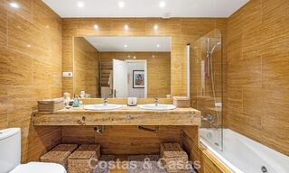 Apartamento listo para entrar a vivir en venta en una exclusiva urbanización en primera línea de playa entre Puerto Banús y San Pedro, Marbella 792040 