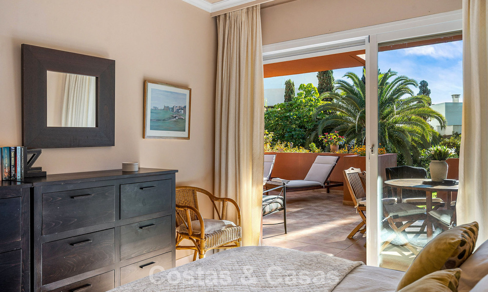 Apartamento listo para entrar a vivir en venta en una exclusiva urbanización en primera línea de playa entre Puerto Banús y San Pedro, Marbella 792041