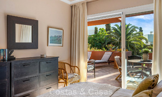 Apartamento listo para entrar a vivir en venta en una exclusiva urbanización en primera línea de playa entre Puerto Banús y San Pedro, Marbella 792041 
