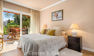 Apartamento listo para entrar a vivir en venta en una exclusiva urbanización en primera línea de playa entre Puerto Banús y San Pedro, Marbella 792042 