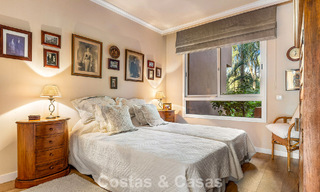 Apartamento listo para entrar a vivir en venta en una exclusiva urbanización en primera línea de playa entre Puerto Banús y San Pedro, Marbella 792043 