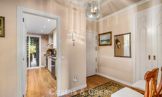 Apartamento listo para entrar a vivir en venta en una exclusiva urbanización en primera línea de playa entre Puerto Banús y San Pedro, Marbella 792046 