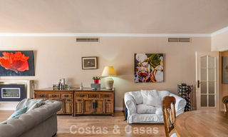 Apartamento listo para entrar a vivir en venta en una exclusiva urbanización en primera línea de playa entre Puerto Banús y San Pedro, Marbella 792048 