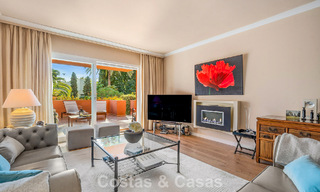 Apartamento listo para entrar a vivir en venta en una exclusiva urbanización en primera línea de playa entre Puerto Banús y San Pedro, Marbella 792050 