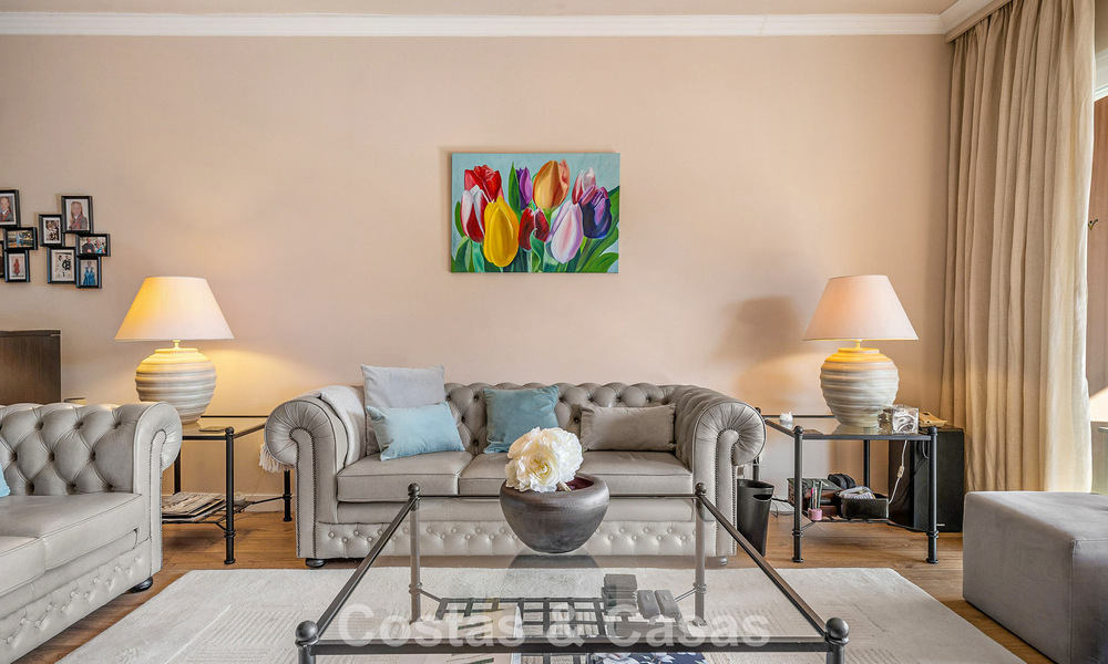 Apartamento listo para entrar a vivir en venta en una exclusiva urbanización en primera línea de playa entre Puerto Banús y San Pedro, Marbella 792051