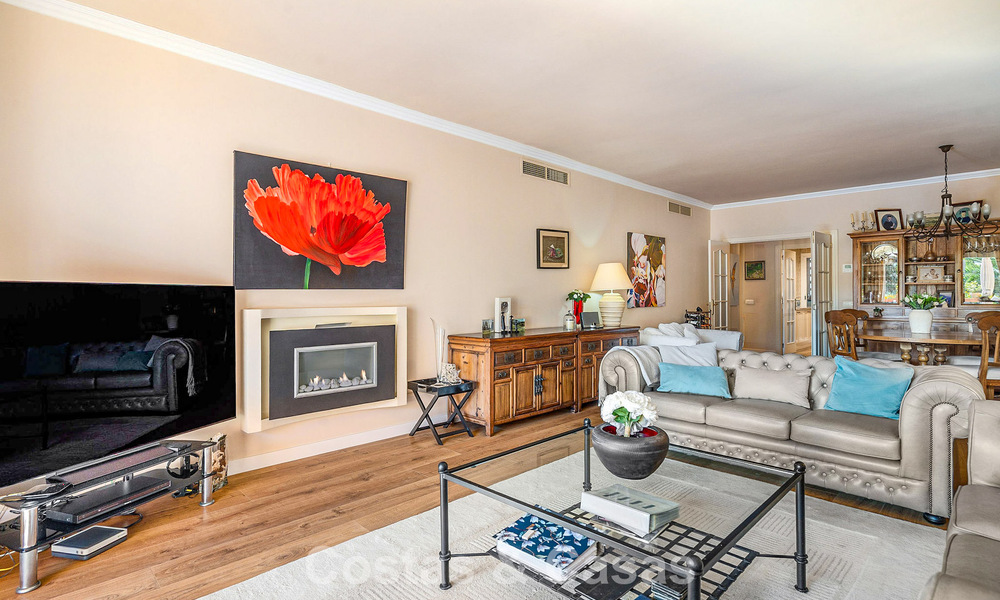 Apartamento listo para entrar a vivir en venta en una exclusiva urbanización en primera línea de playa entre Puerto Banús y San Pedro, Marbella 792052