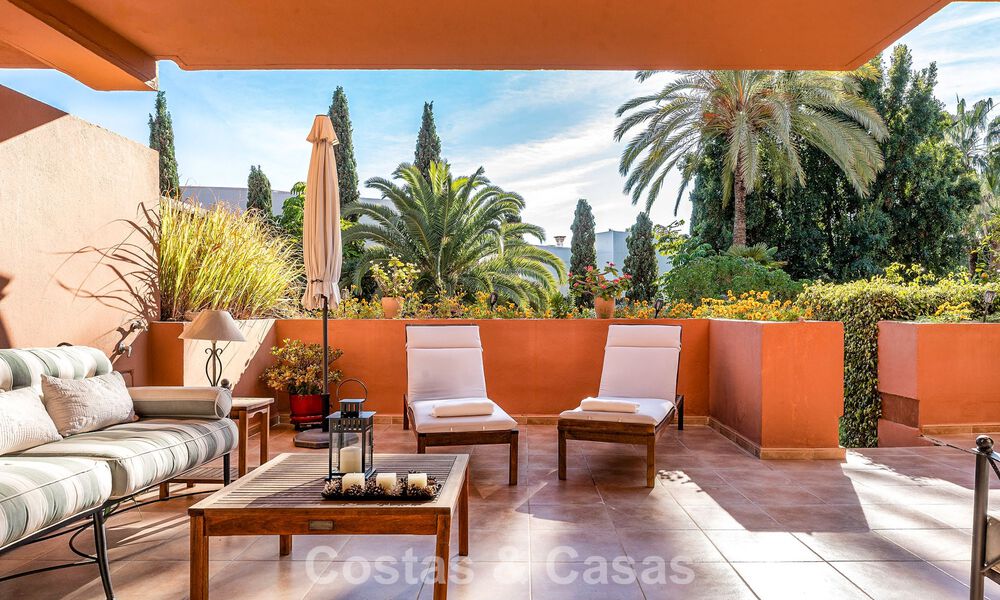 Apartamento listo para entrar a vivir en venta en una exclusiva urbanización en primera línea de playa entre Puerto Banús y San Pedro, Marbella 792054