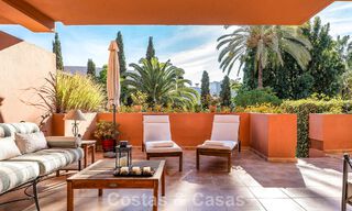 Apartamento listo para entrar a vivir en venta en una exclusiva urbanización en primera línea de playa entre Puerto Banús y San Pedro, Marbella 792054 