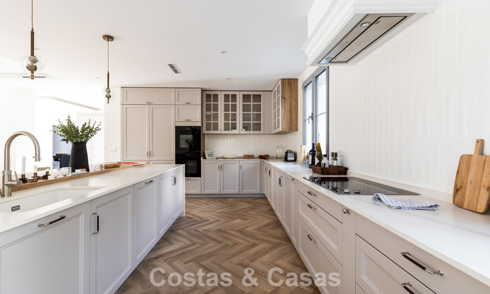 Villa de clase, lujosamente renovada en venta en Marbella - Benahavís 791989