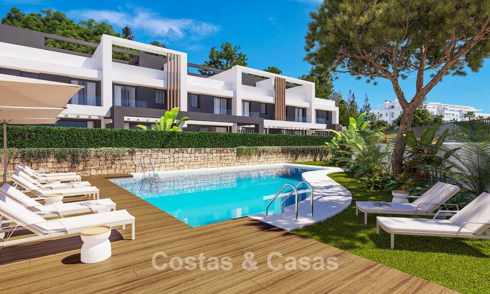 Adosados contemporáneos de diseño moderno en venta en un entorno de golf en Mijas Costa, Costa del Sol 791820